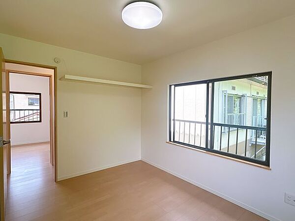 【リフォーム済】2階南東側洋室へ間取変更。壁・天井はクロス張替え、床はフローリング仕上げ。寝室にピッタリですね。