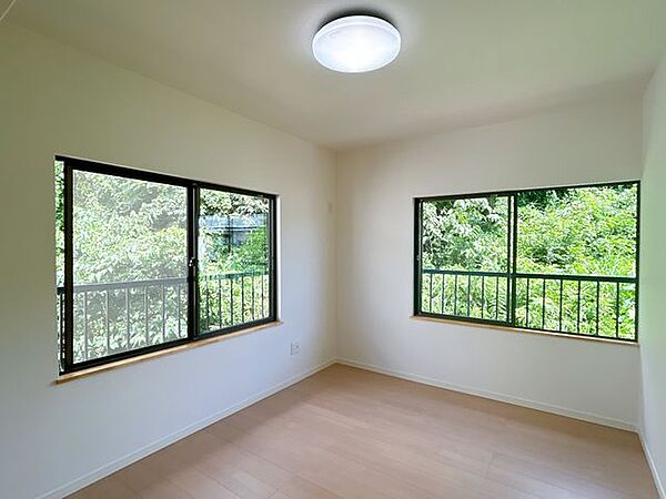 【リフォーム済】2階南西側洋室へ間取変。壁・天井はクロス張替え、床はフローリング仕上げ致します。南西側の採光がとれたお部屋です。