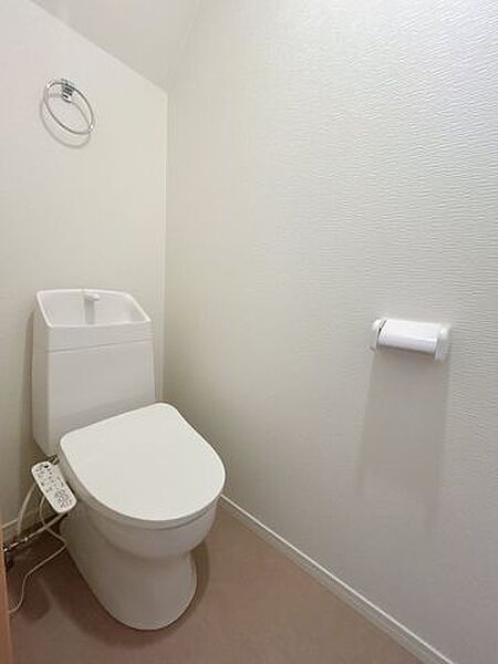 【リフォーム済】 トイレは温水洗浄便座付きの新品に交換。 壁紙と床も張り替え、明るく清潔感のある空間にリフォームします。