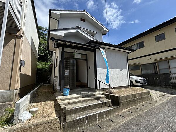 【リフォーム済】外観写真の別アングルです。外壁屋根は塗装致しました。駐車は縦列2台です。