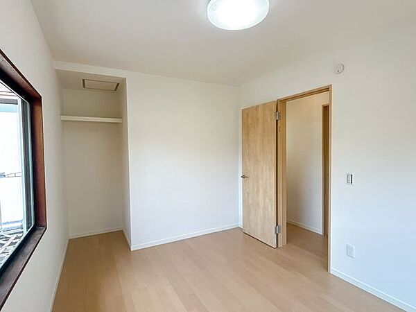 【リフォーム済】2階洋室は2面採光がとれた明るいお部屋です。壁・天井はクロス張替え、床はフローリング張替え致します。