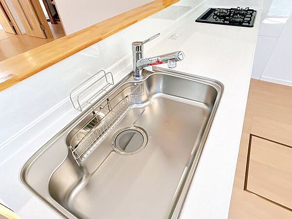【リフォーム済】キッチンシンクはサビや熱に強く、耐久性に優れたステンレス製です。キッチンの水栓は浄水機能付き。ノズルが伸びてシンクのお手入れもラクラクです。