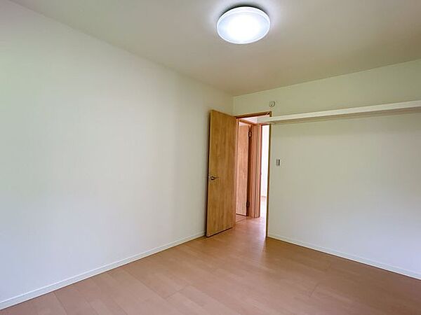 【リフォーム済】洋室に変更致しました。床はフローリング仕上げ、壁・天井はクロス張替え。