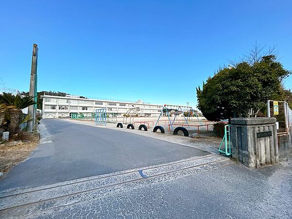 通津小学校まで約1kｍ（徒歩13分） 1000m