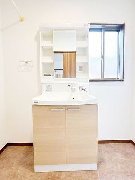 【洗面化粧台】洗面室は収納になっております。お掃除道具などの整理整頓もできますね。