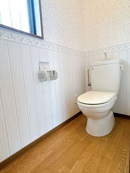 【5月24日まで現況販売】2階トイレの写真です。1階と2階に1か所ずつございます。