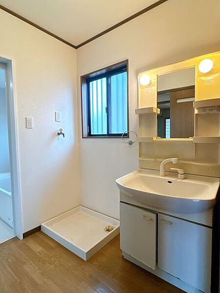【5月24日まで現況販売】洗面室の写真です。洗面台と洗濯機置き場がございます。キッチン側からも出入りできます。