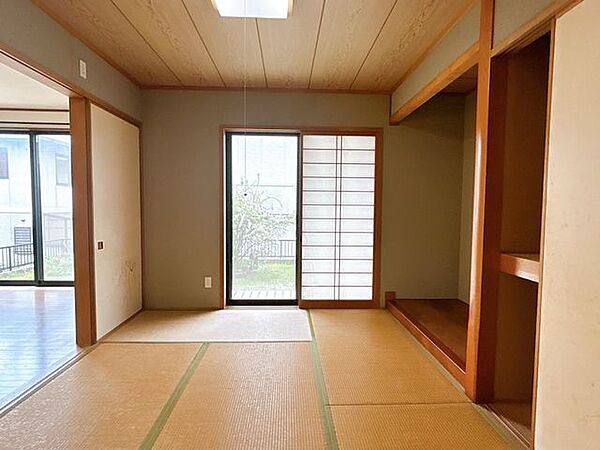 【5月24日まで現況販売】1階和室約6帖の写真です。客間としてもご利用いただけるお部屋です。