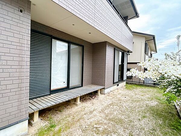 【5月24日まで現況販売】お庭の写真です。南側で陽光のふりそそぐ庭です。