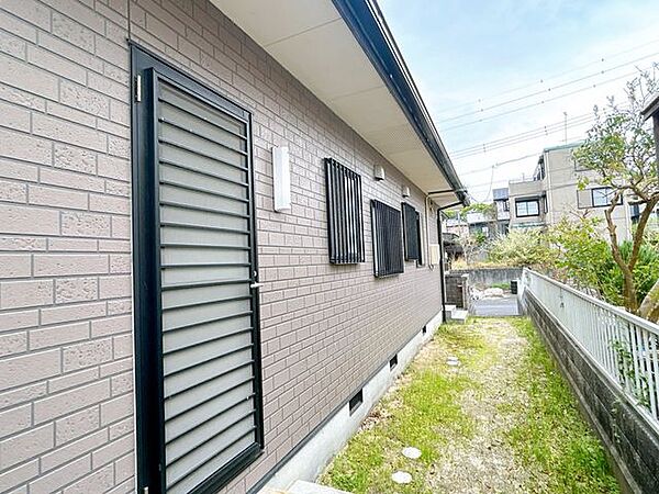 【5月24日まで現況販売】勝手口のお写真です。キッチン横から出入りできます。