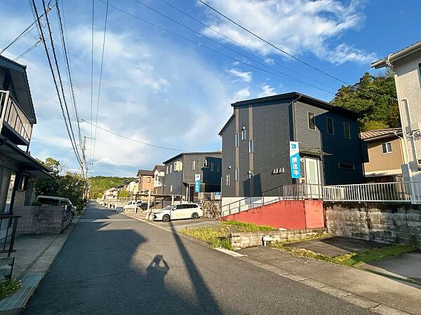 【リフォーム後写真】前面道路含む外観写真です。幅員はゆったりの6ｍございます。