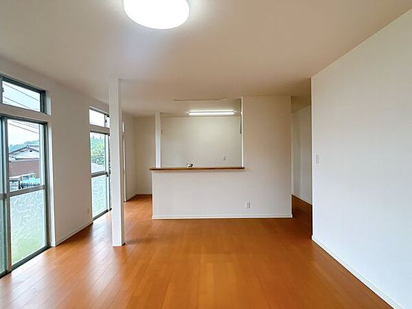 【リフォーム済】約19帖のリビングに間取り変更。天井・壁はクロスを、床はフローリング仕上げ致します。照明はLED照明に交換しました。