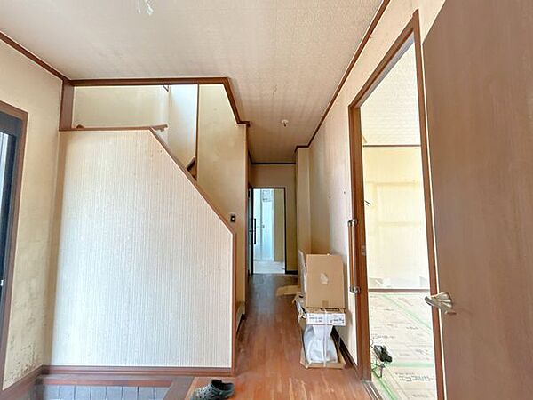 【リフォーム中】1階廊下（9/12撮影）照明器具は交換予定。購入後すぐに生活を始められます。