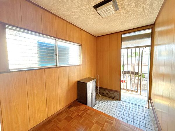 【リフォーム前】玄関内観シューズボックス交換、クロス張替、フローリング上張りを実施予定です。