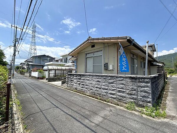 【リフォーム前】前面道路含む外観外壁・屋根は塗装予定。落ち着いた住宅街に位置する再生住宅です。