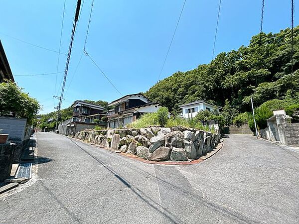【8月23日まで現況販売】前面道路も広々としています。