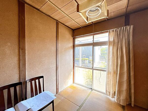 【8月23日まで現況販売】2階6帖和室の様子です。