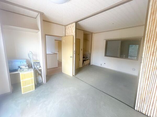 【9月30日まで現況販売】2階洋室約11帖（東側）の別アングル写真です。お荷物は撤去予定です。