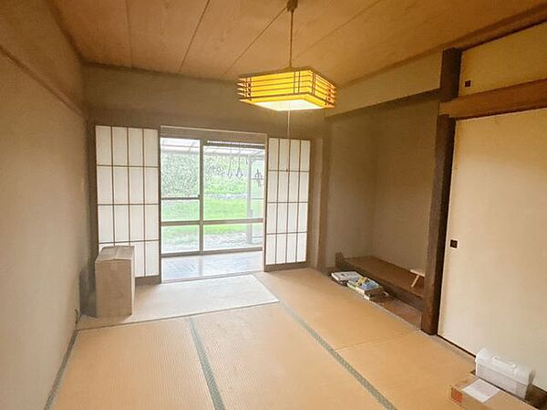 【9月30日まで現況販売】1階和室約6帖の写真です。お荷物は撤去予定です。