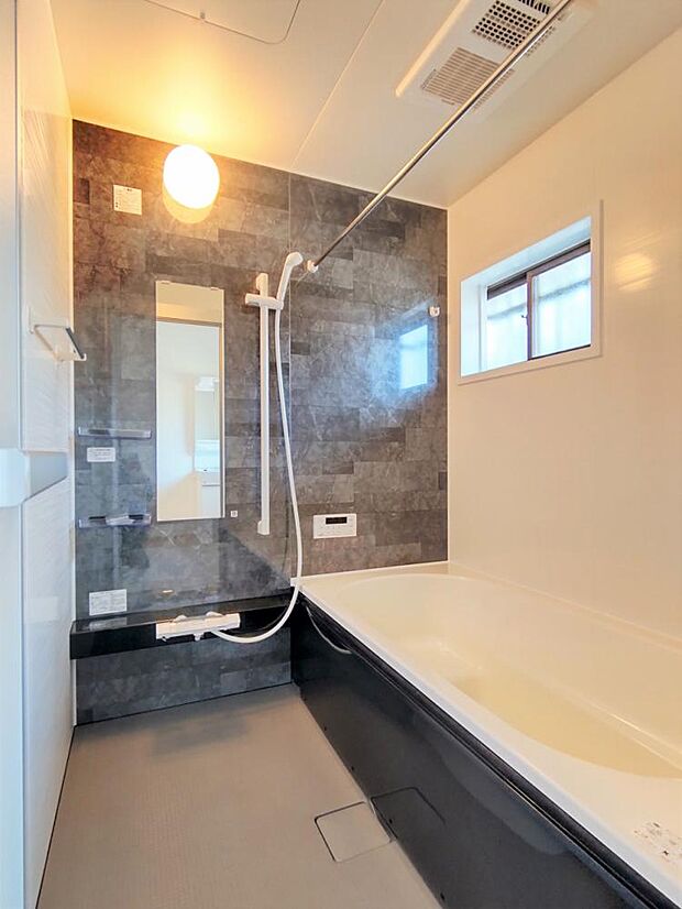【リフォーム済】浴室はハウステック製の新品のユニットバスに交換いたしました。一坪サイズで男性の方でもゆったりと浸かっていただけるサイズです。雨の日のお洗濯に便利な浴室乾燥機付きです。