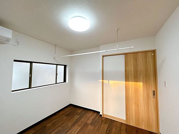 【リフォーム完了】ランドリールーム別角度です。部屋干しに便利なホスクリーンを設置しております。
