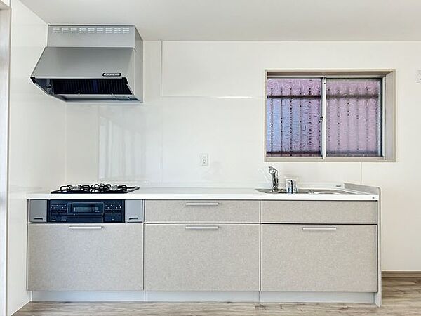 【リフォーム済】キッチンはハウステックのシステムキッチンを新設いたしました。広々とした2700サイズは、調理スペースも十分にごさいます。