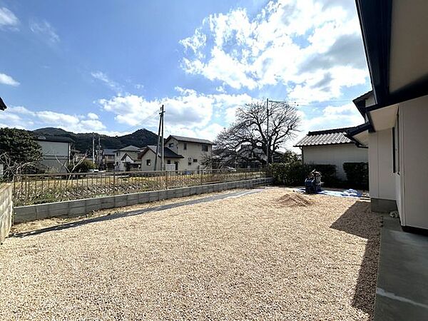 【外構工事中】現在お庭の工事中です。防草シートの上からサン砂敷き込み。コンクリートブロックの上にはフェンスを設置する予定です。