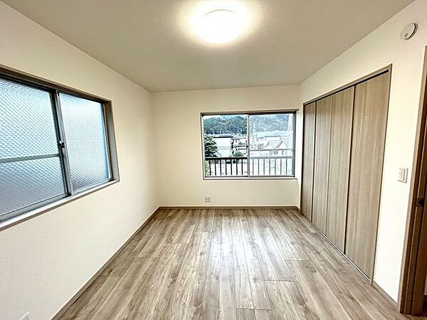 【リフォーム済】2階洋室6帖の写真です。フロア張り、天井壁クロス張替えいたしました。