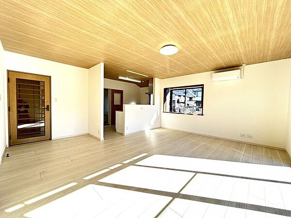【リフォーム済】1階南側にある14.5帖のリビングです。天井・壁のクロスを貼り替えしたので、部屋全体が明るくなりました。キッチンは対面式ですので、リビングで遊ぶお子様を眺めながらお料理ができます。\…
