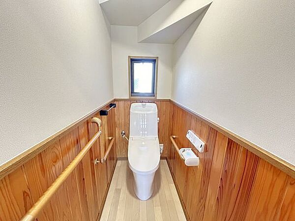 【リフォーム済】1階トイレ。新しい温水洗浄機能付きトイレに新品交換しました。直接肌に触れるところなので設備が新しいと気持ちいいですね。床クッションフロア張替、天井クロス張替、壁は一部クロス張替で既存…