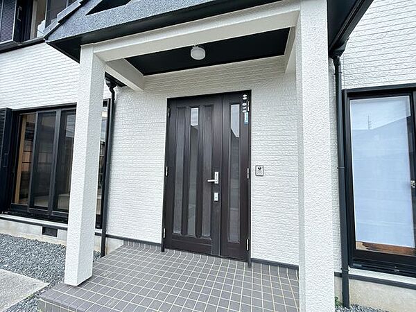 【リフォーム済】玄関ドアは、鍵の交換を行います。中古住宅だと鍵もそのままだと思われがちですが、交換してお引渡しとなりますので、安心して新生活を始められます。