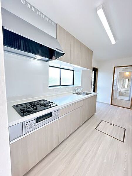 【リフォーム済】キッチンはリクシル製のシステムキッチンでお部屋の雰囲気に合わせて明るい色に新品交換済。汚れが拭き取りやすく、お手入れが簡単な扉で、毎日のお手入れが楽々。