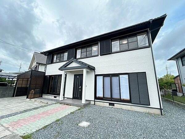 【リフォーム済】駐車場は既存花壇を撤去し拡張工事を行いました。既存の車庫含め、縦並列で3台駐車可能になります。駐車スペースは1台でも多いと嬉しいですよね。