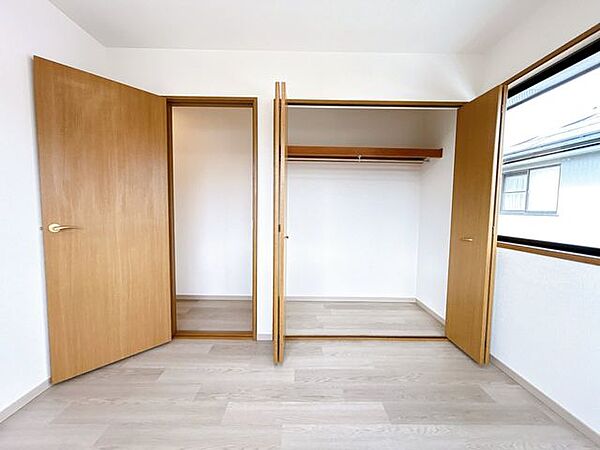 【リフォーム済】2階北側約5帖洋室の床はフロアタイル張り、天井壁クロス張替を行いました。クローゼットがあるのでお洋服が多い方でも収納に困らなくていいですね。