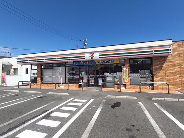 セブンイレブン宇部東岐波店様まで0.6km(徒歩約8分)徒歩圏内にコンビニがあると、ガソリン代の節約にもなりますし、疲れない距離でちょうどいい運動にもなりますね。 600m