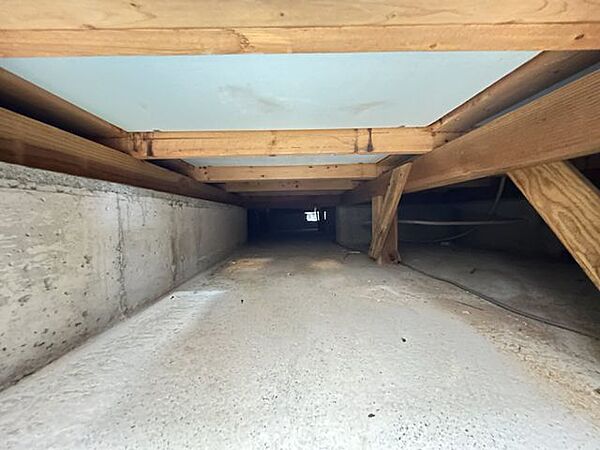中古住宅の3大リスクである、雨漏り、主要構造部分の欠陥や腐食、給排水管の漏水や故障を2年間保証します。その前提でシロアリの被害調査と防除工事もおこないました。