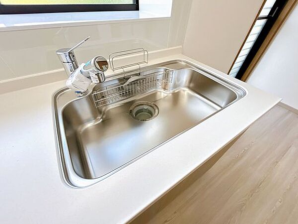 【リフォーム済】この度新品交換したキッチンのシンクはサビにくく熱に強いステンレス製です。水はねの音を抑える静音設計で、従来よりもさらに水音が静かになっています。