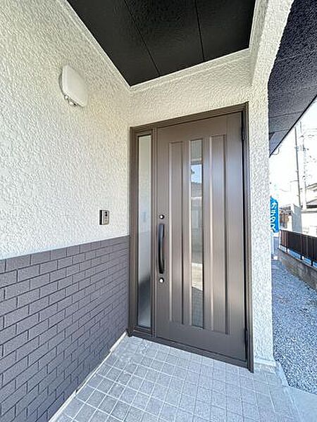 【リフォーム済】玄関扉交換済です。センサー付きの照明も設置していますので、夜におかえりいただく際も自動で点灯しますので鍵の開け閉めも楽になります。