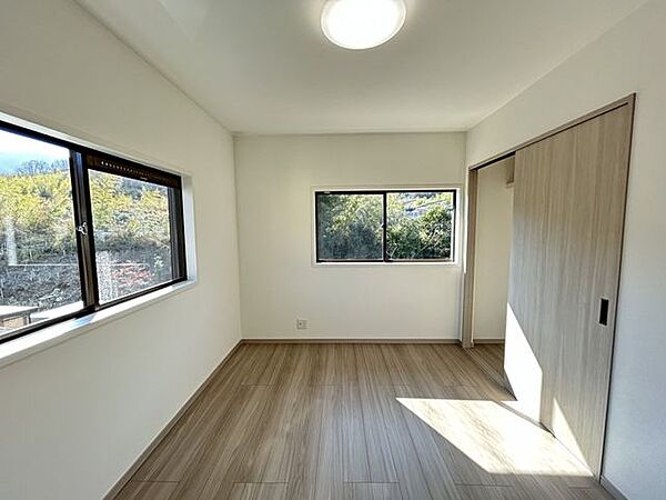 【リフォーム済】2階西側6帖洋室です。天井壁クロス張替、床フローリング張り終えました。照明も新しく交換し、新たにご購入いただかなくてもご生活していただけます。