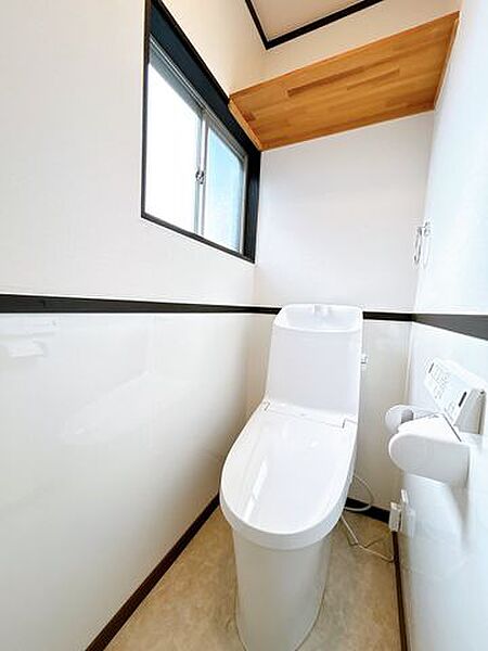 【リフォーム済】トイレは新品に交換いたしました。温水洗浄便座付きの節水型トイレを採用し、毎日快適にお使いいただけます。壁と床もすべて新しく仕上げ明るく清潔感のある空間として生まれ変わりました。