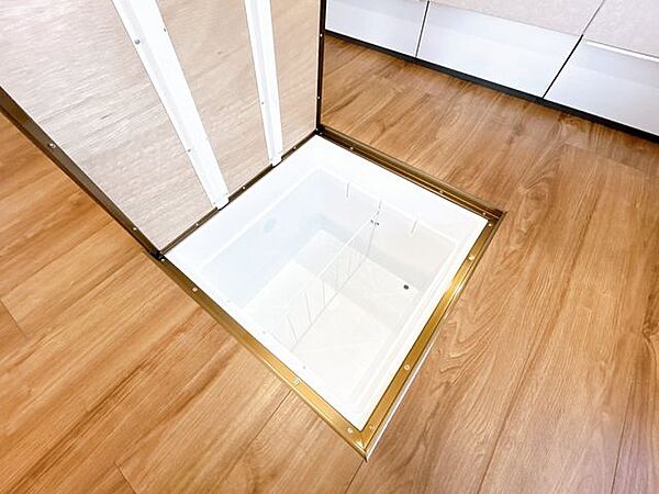 【リフォーム済】キッチン足元には床下収納を新設しました。非常食や長期保存するものを収めてみてはいかがでしょうか。