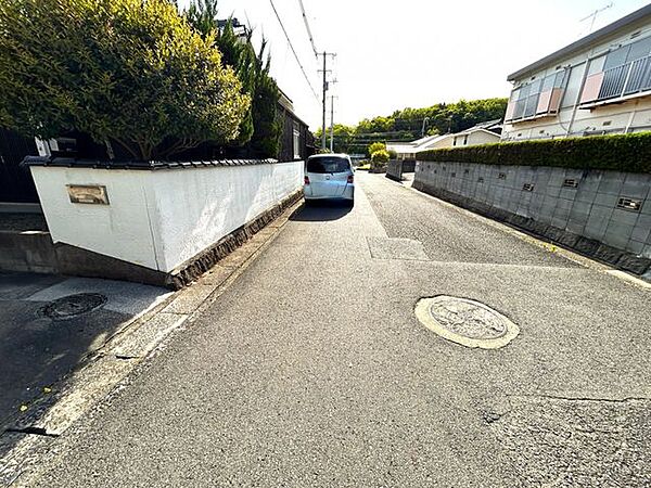 前面道路の幅員約5.5ｍ。駐車が苦手な方も、安心して駐車できる道路幅です。
