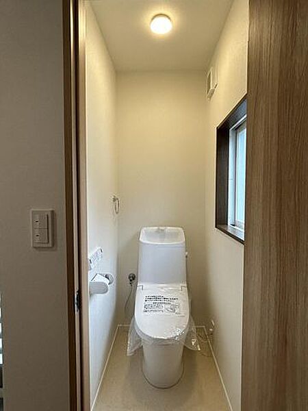 【リフォーム済】LIXIL製の温水洗浄機能付きトイレに交換いたしました。キズや汚れが付きにくい加工が施してあるのでお手入れが簡単です。直接肌に触れるトイレは新品が嬉しいですよね