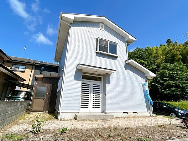 【リフォーム済】白のサッシに合わせて、外壁は明るいグレー色に、屋根は黒に塗装いたしました。
