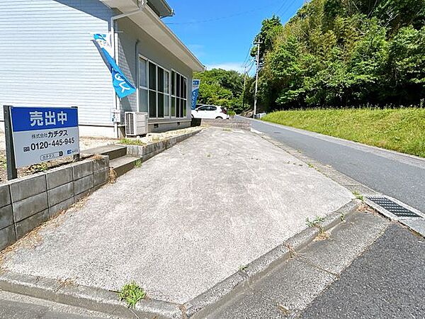【リフォーム済】駐車場は、普通車は横付け2台、軽自動車は並列で駐車可能です。