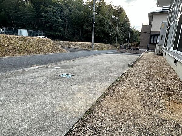 【リフォーム済】駐車場は、普通車は横付け2台、軽自動車は並列で駐車可能です。