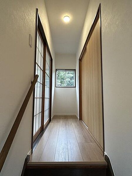 【リフォーム済】廊下は天井壁クロス張替えし、床はクリーニングいたしました。