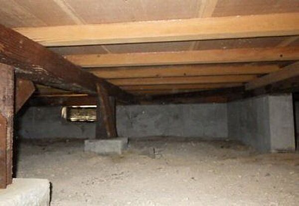 【床下写真】中古住宅の3大リスクである、雨漏り、主要構造部分の欠陥や腐食、給排水管の漏水や故障を2年間保証します。その前提で床下まで確認の上でリフォームし、シロアリの被害調査と防除工事もおこないます。