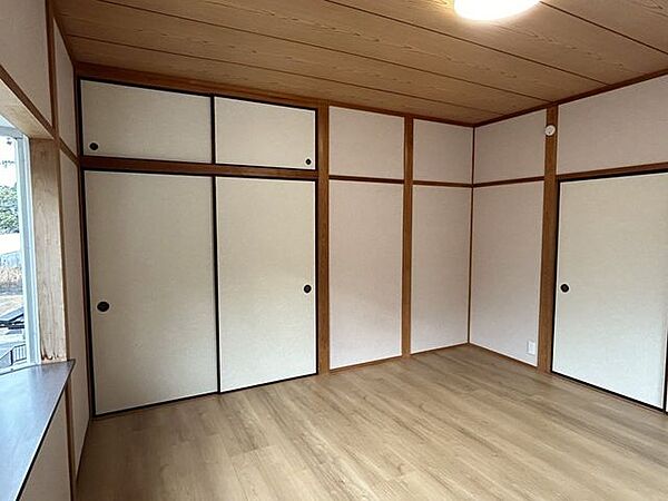 【リフォーム済】別角度から撮影した2階南西側洋室8帖。押入れには中段がございます。