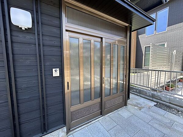 【リフォーム済】玄関鍵を交換いたしました。新しく入居される際すでに新しい鍵に交換されておりますので、安心してお住まいいただけます。